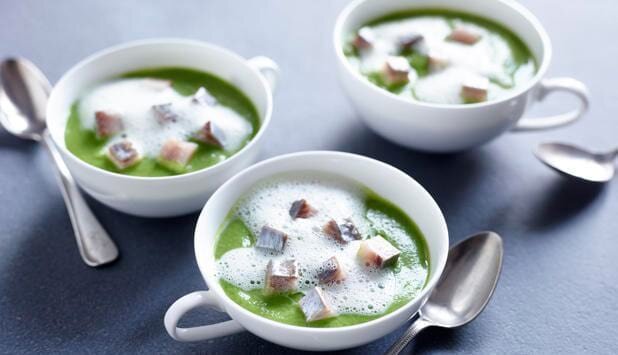 Wasabi-Matjes auf Erbsen-Smoothie