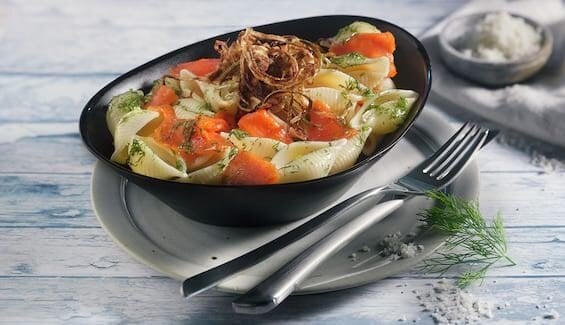 Conchiglioni mit roh mariniertem Lachs und frittiertem Fenchel
