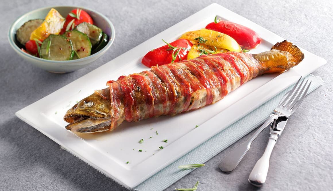 Gefüllter Saibling im Speckmantel