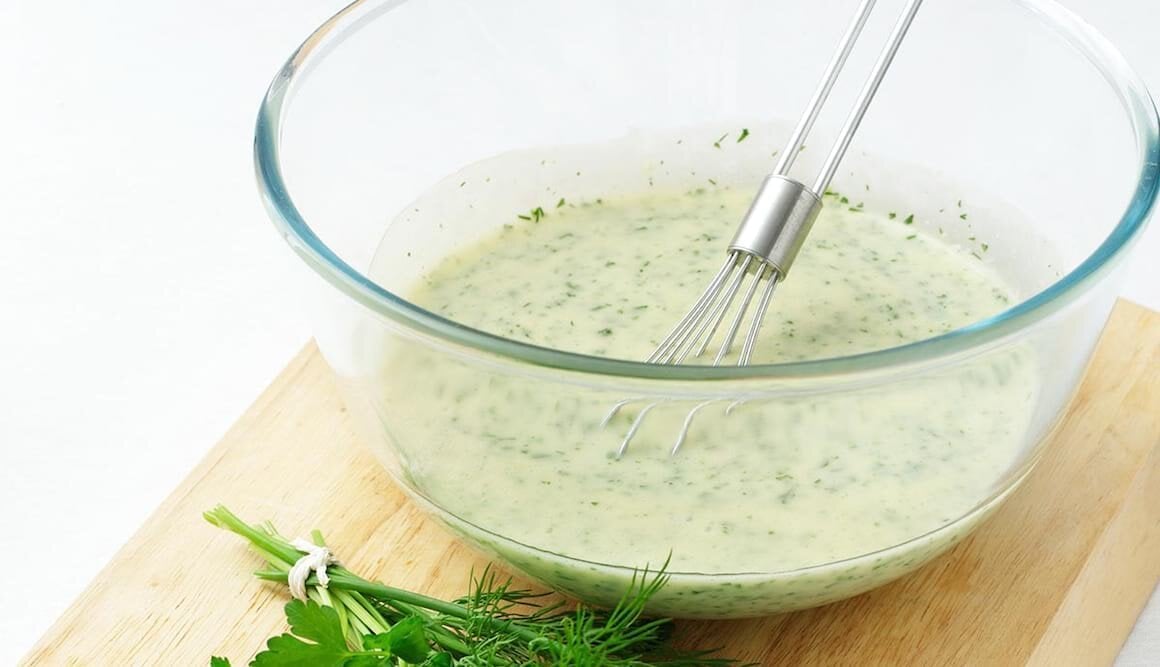Grüne Kräutermayonnaise als Salatsauce