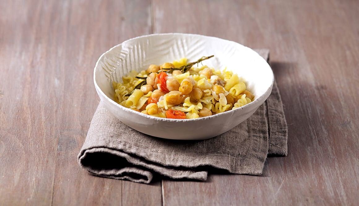 Gemischter Nudeleintopf mit Kichererbsen und Stockfisch