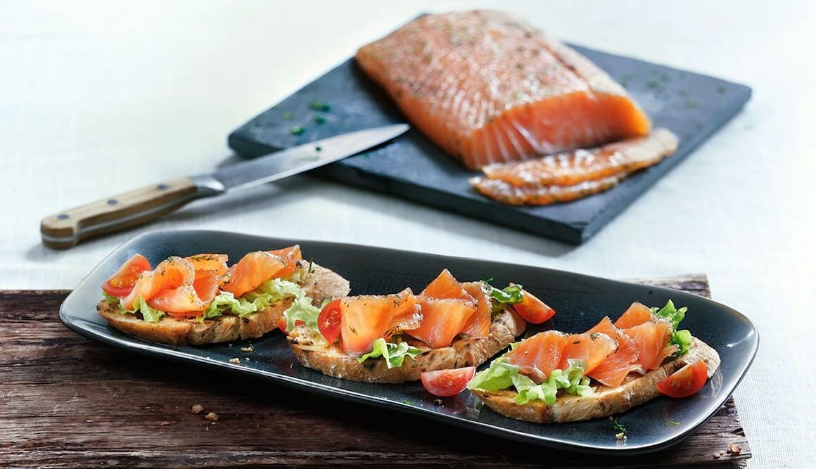 Mit Aquavit gebeizter Lachs