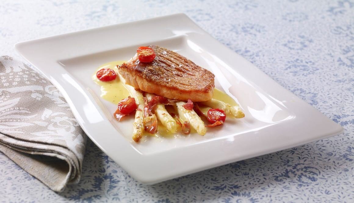 Knusprig gebratener Lachs mit Spargel, Schinken und Buttersauce