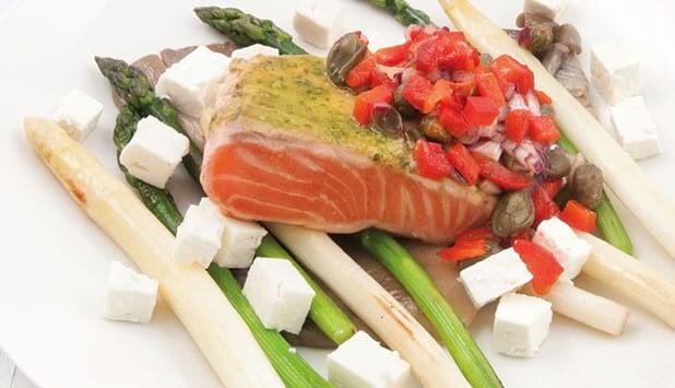 Norwegischer Lachs mit Röstpaprika-Salsa und Spargel