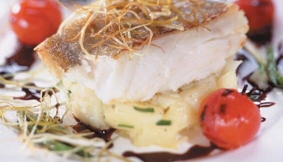 Skrei, Püree und Vinaigrette mit Bratensoße