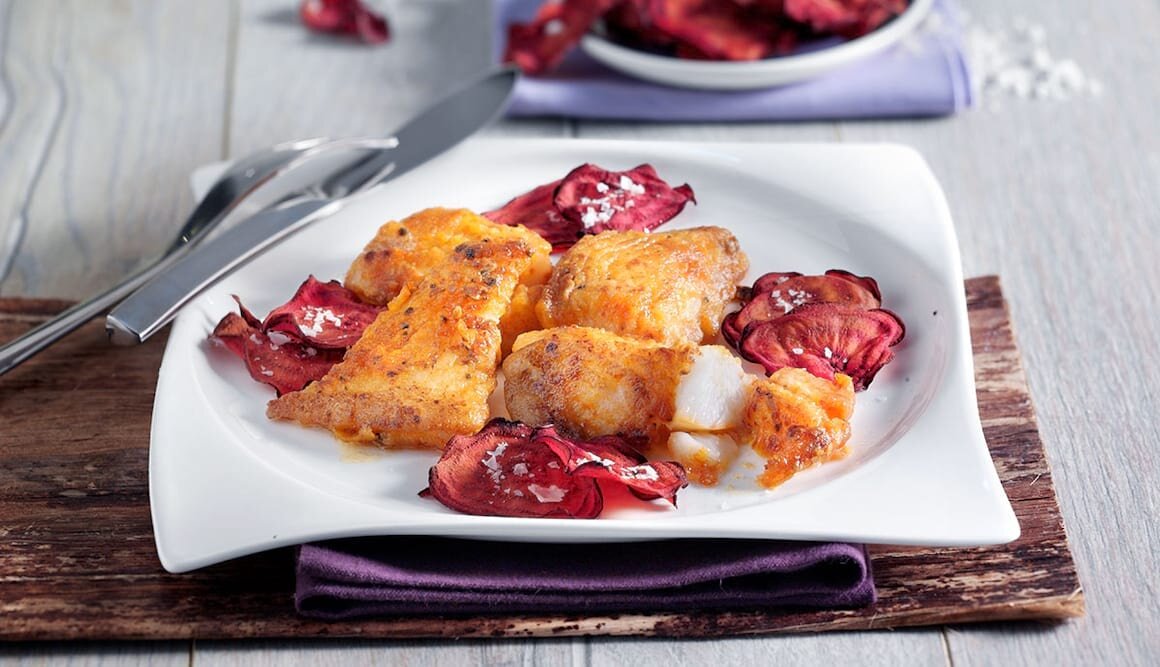 Gedünstete Heilbuttmedaillons mit Rote-Bete-Chips