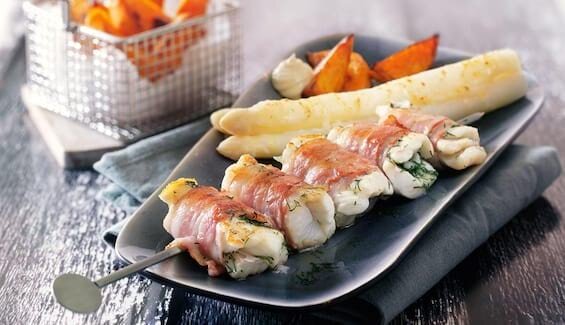 Scholle im Speckmantel mit gratiniertem Spargel und (Süß-)Kartoffel-Wedges