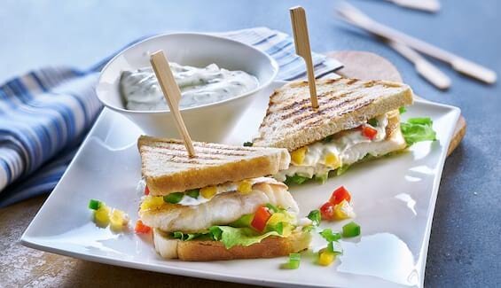 Sandwich vom Grenadierfisch mit Minzsauce