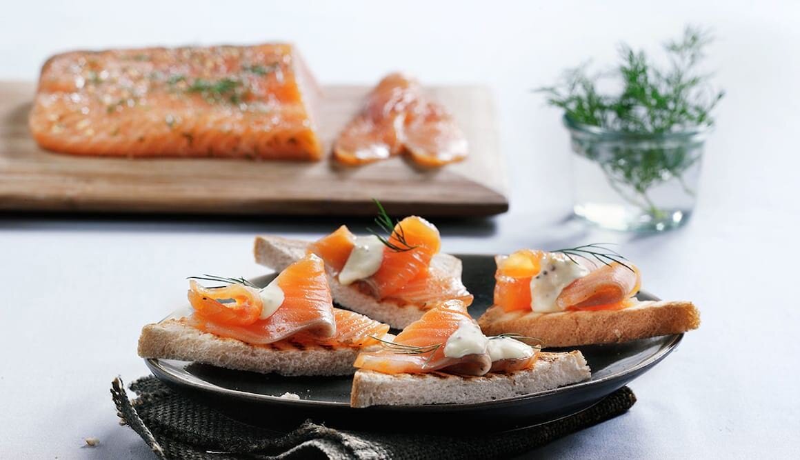 Toast-Häppchen mit Graved Lachs und Senfsauce