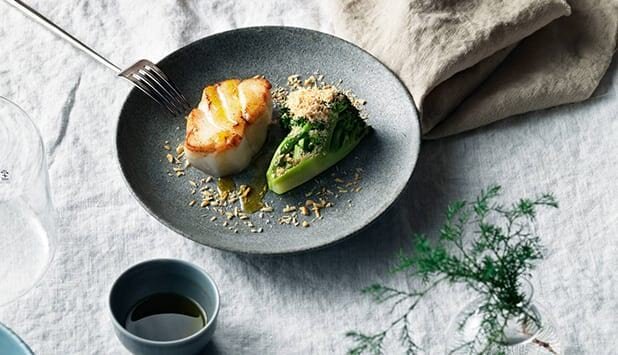 Skrei in der Pfanne gebraten mit Brokkoli und Haselnüssen