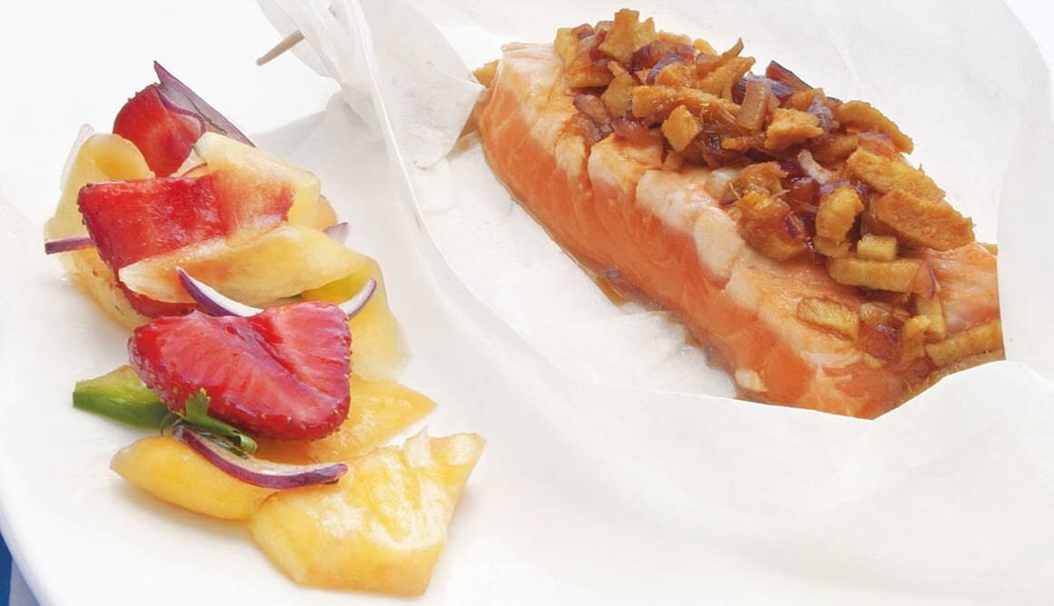 Asiatisch gewürzter norwegischer Lachs im Päckchen