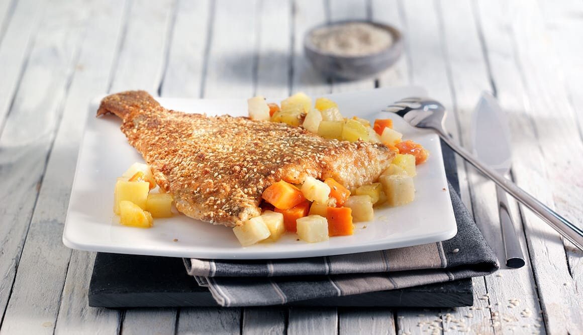 Scholle in der Sesamkruste auf Wurzelgemüse