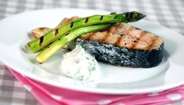 Gegrillter Lachs mit Spargel und Kräutersauce