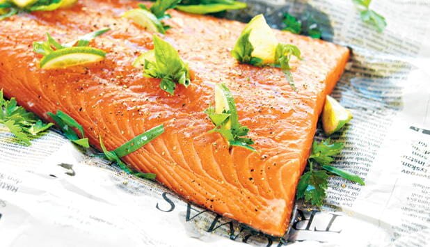 Gegrillte Lachsseite mit Limette und Kräutern