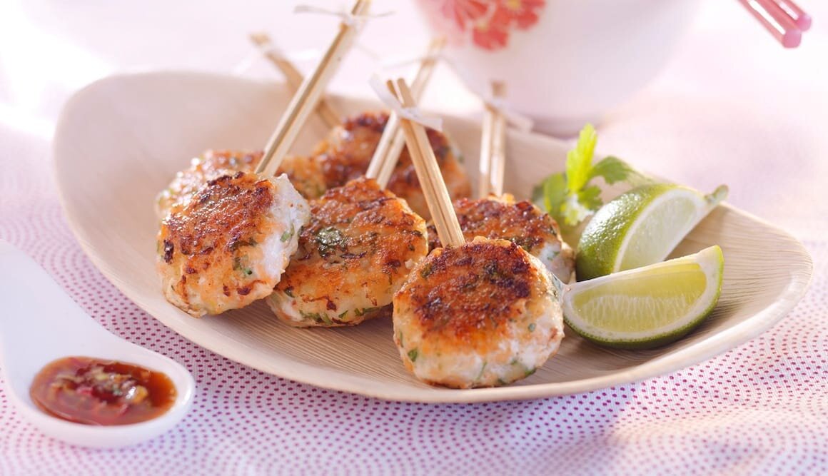 Thai-Burger am Stiel mit norwegischem Kabeljau und Lachs