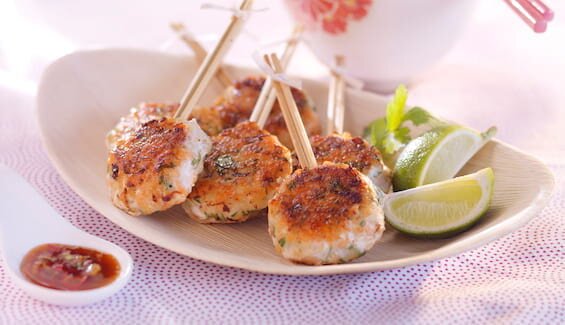 Thai-Burger am Stiel mit norwegischem Kabeljau und Lachs