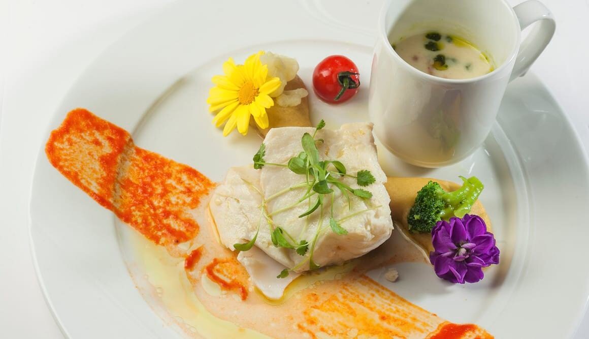 Taco-Confit vom Skrei an Kichererbsen Püree und jungem Gemüse