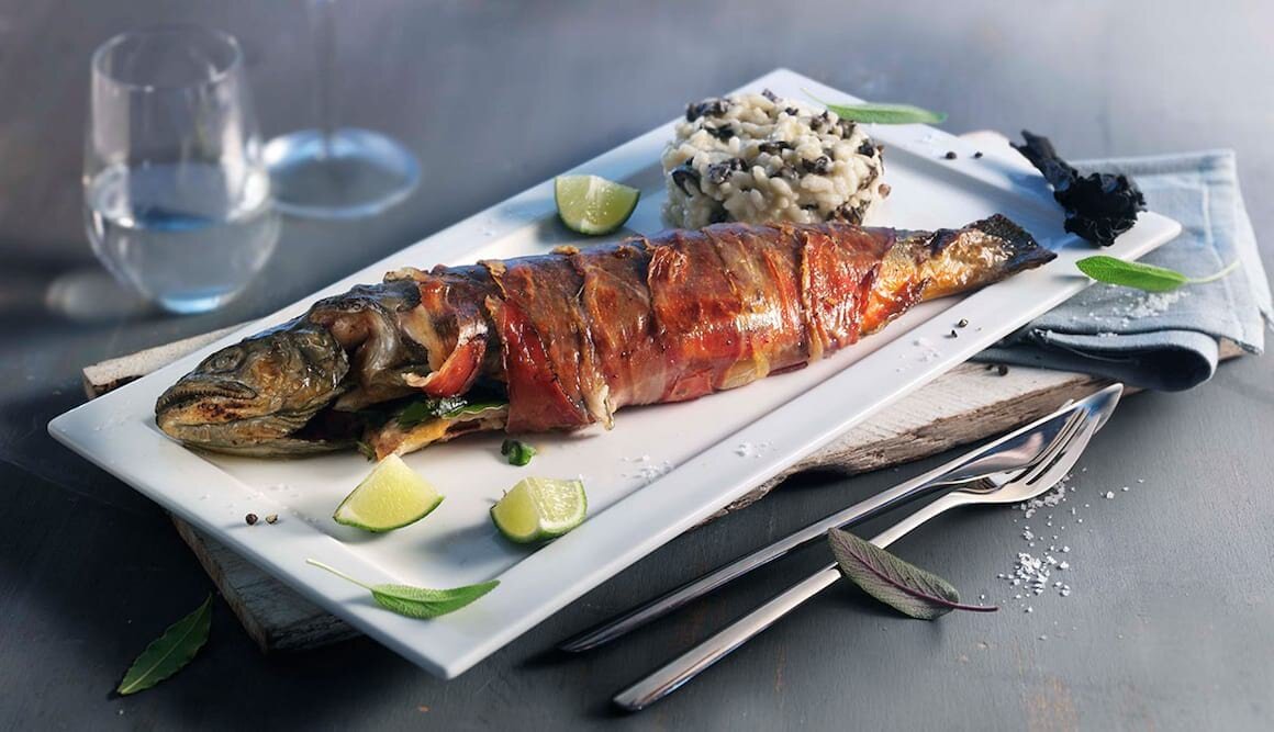 Seesaibling im Speckwickel mit Pilzrisotto