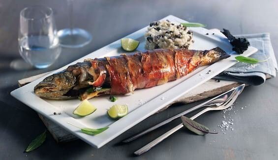 Seesaibling im Speckwickel mit Pilzrisotto
