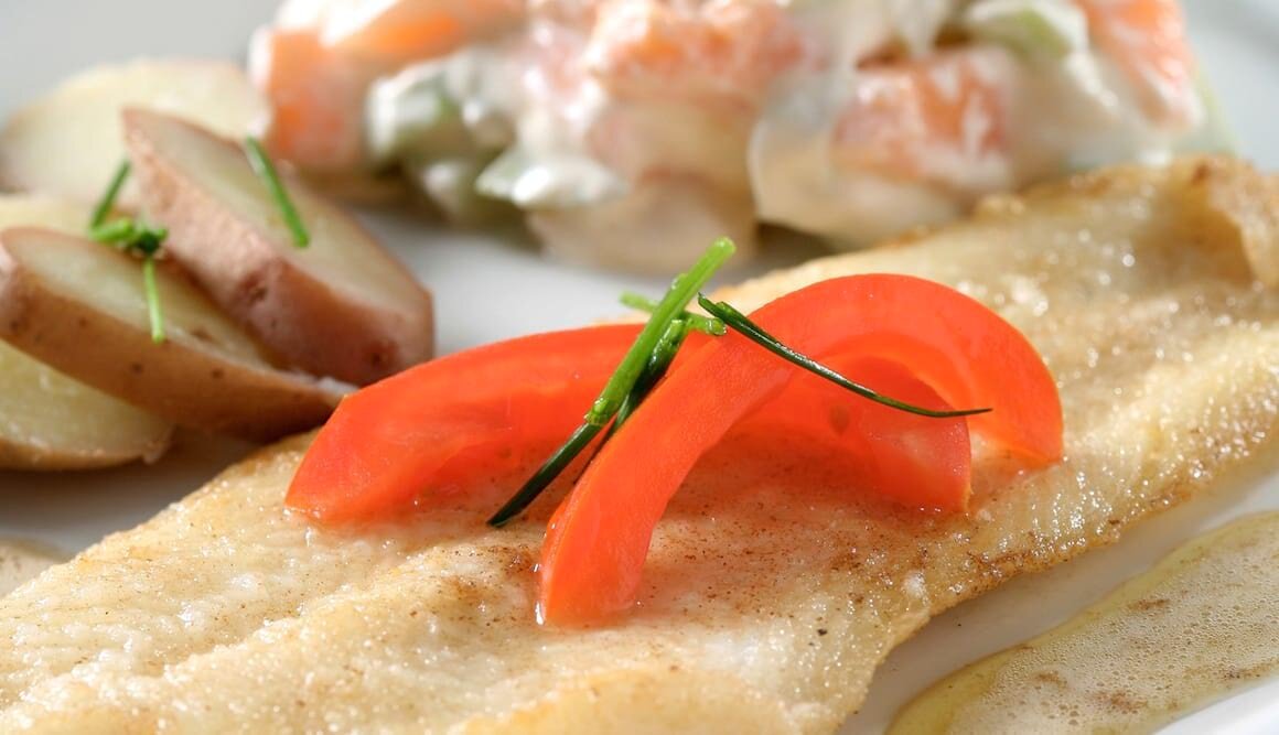 Scholle mit einer Sauce aus Melone und Gurke