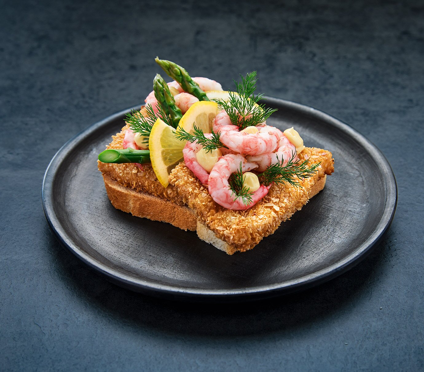 Kabeljaufilet mit Garnelen auf Weißbrot
