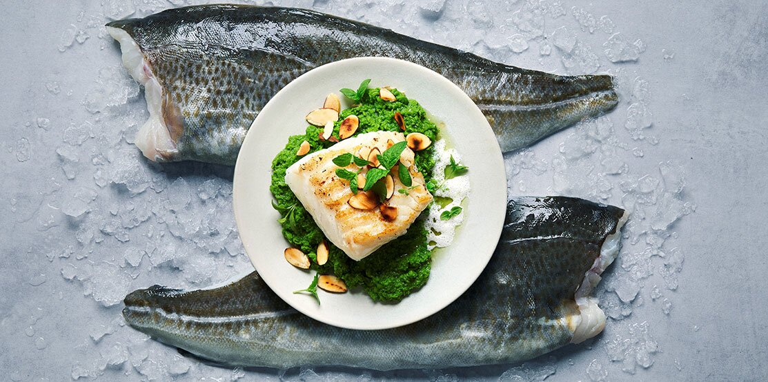 Gegrillter Skrei mit Erbsenpüree, Minzöl und Mandelschaum