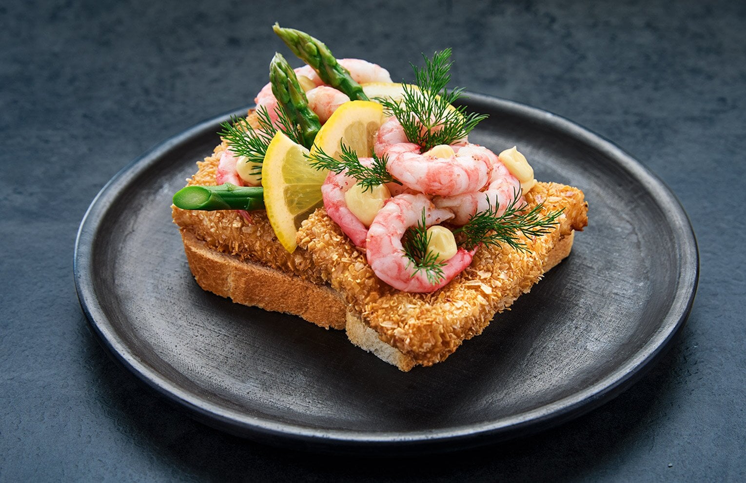 Kabeljaufilet mit Garnelen auf Weißbrot
