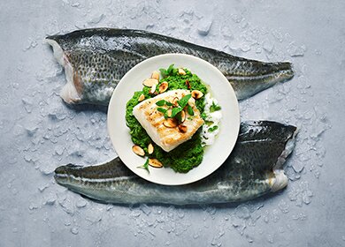 Gegrillter Skrei mit Erbsenpüree, Minzöl und Mandelschaum