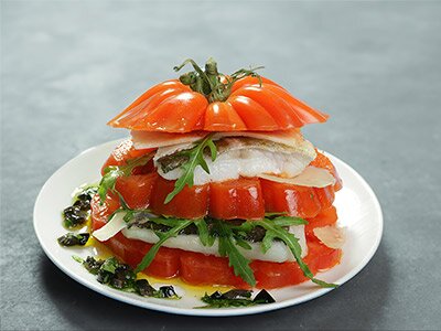 Komposition aus Fleischtomaten und Skrei