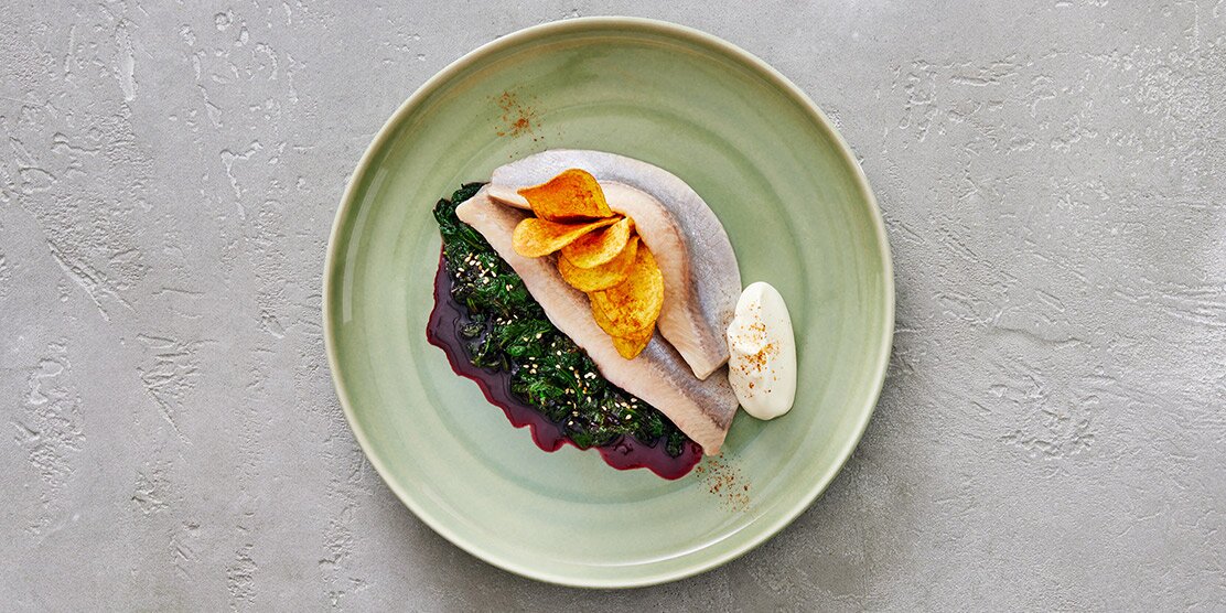 Norwegischer Hering mit Beaujolais-Spinat, Harissa und geröstete Kartoffeln