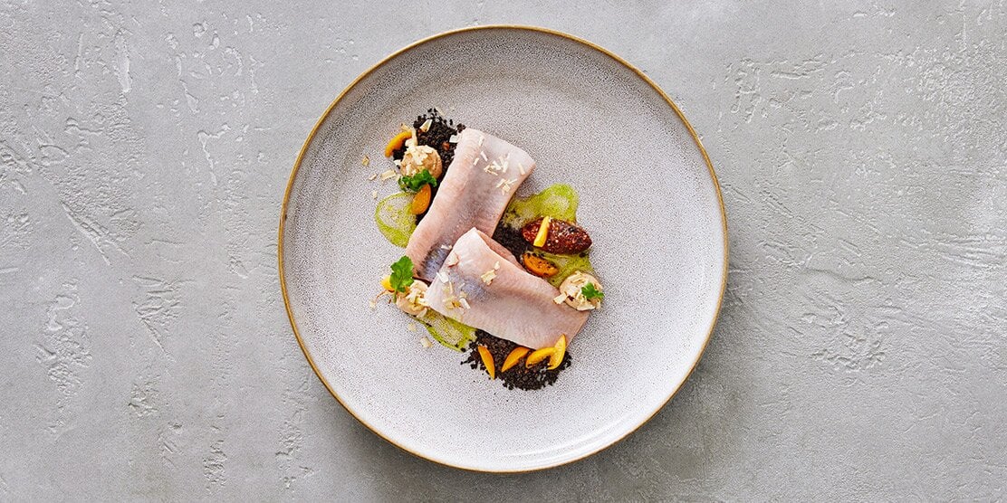 Norwegischer Hering mit Haselnusscreme, Pumpernickel und Trockenfrüchten