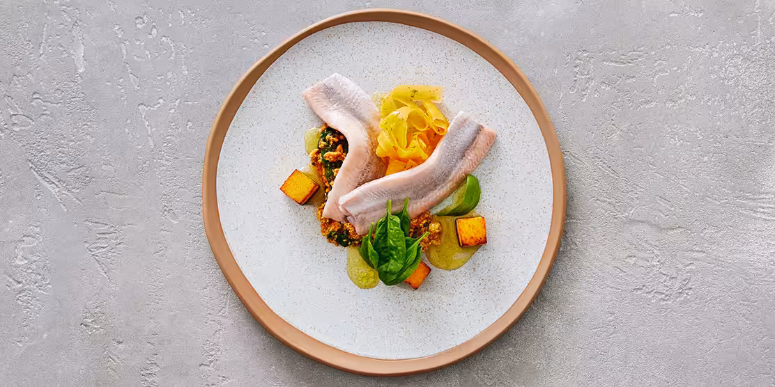 Norwegischer Hering mit Kürbis Rohkost, Curry Ei und Spinat