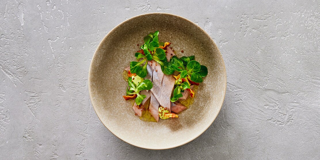 Norwegischer Hering mit Feldsalatcreme und Speck