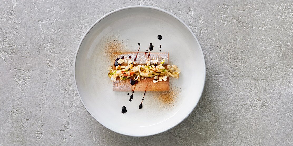 Hering mit Lakritz und Crispy Skin - Schweinepopcorn