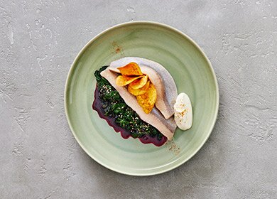 Norwegischer Hering mit Beaujolais-Spinat, Harissa und geröstete Kartoffeln