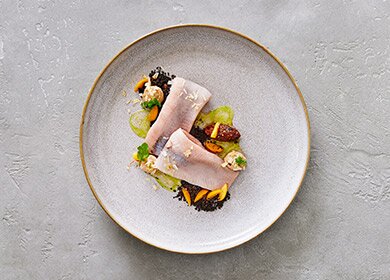 Norwegischer Hering mit Haselnusscreme, Pumpernickel und Trockenfrüchten