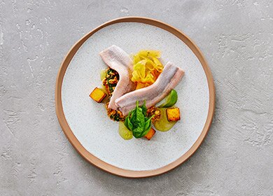 Norwegischer Hering mit Kürbis Rohkost, Curry Ei und Spinat