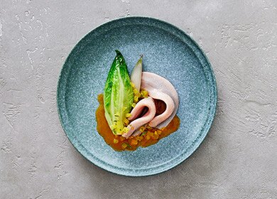 Norwegischer Hering mit Kaki, Schalotte und Romanasalat