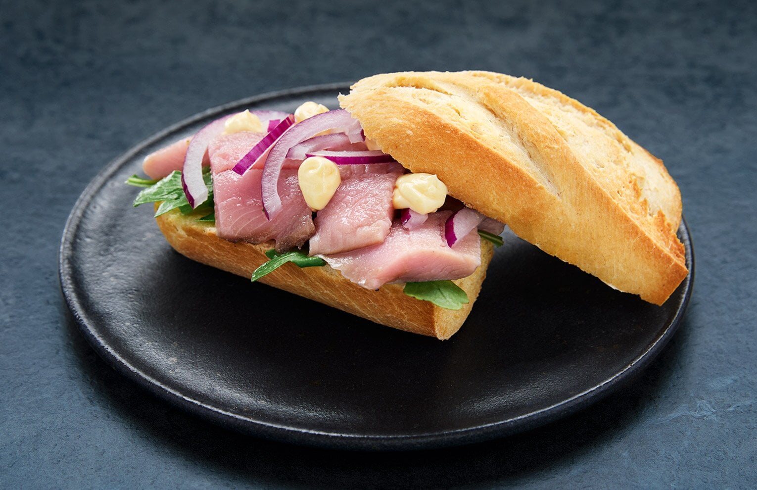 Matjesbrötchen mit Senf-Mayonnaise