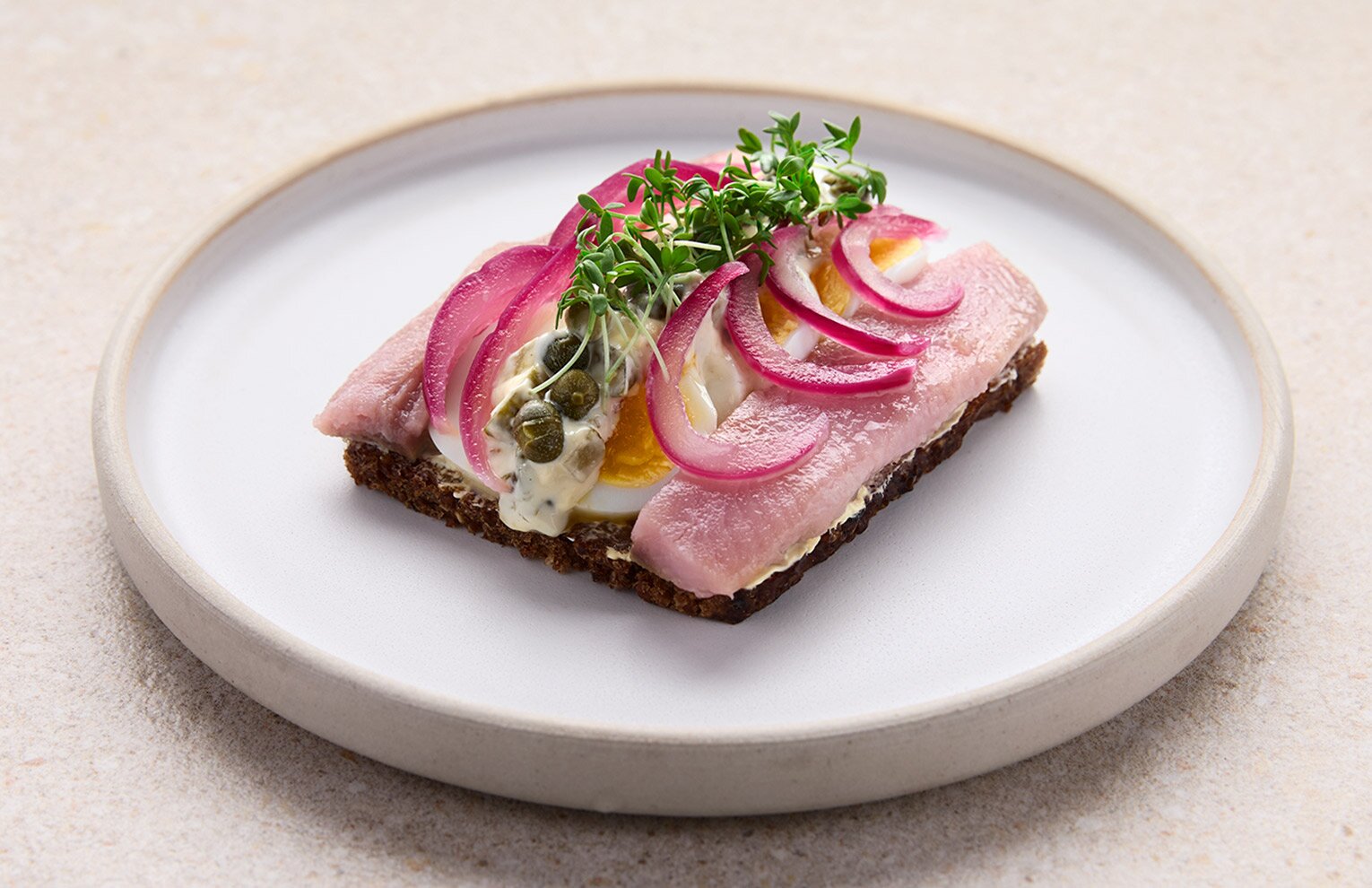 Sherry-Matjes auf Vollkornbrot mit Ei