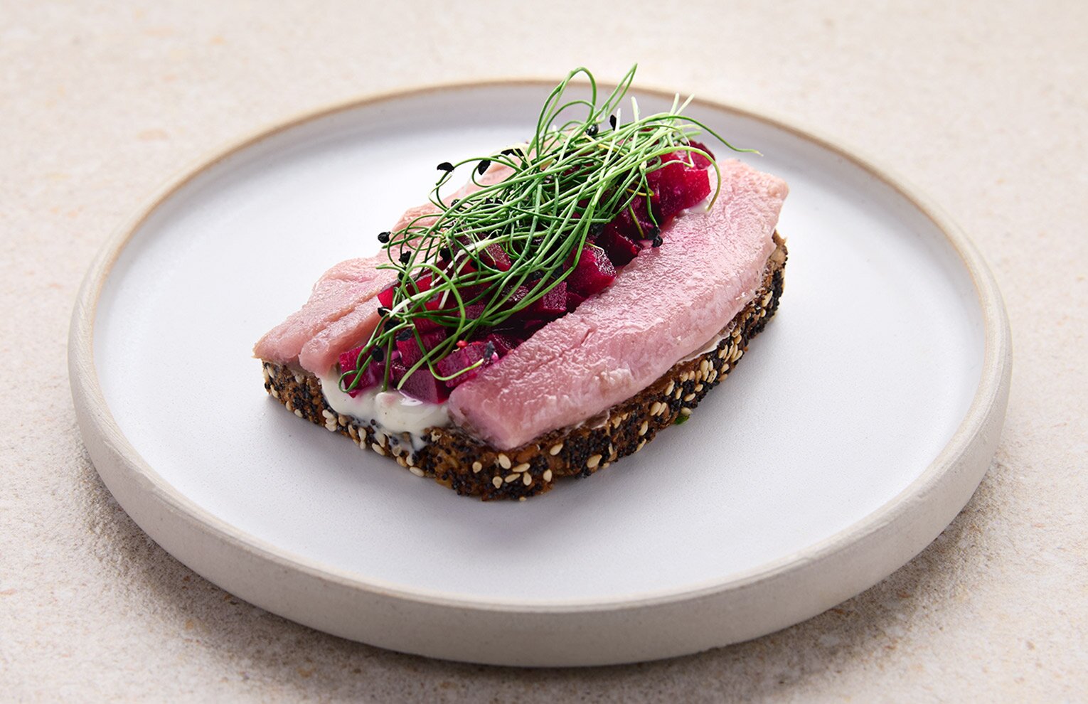 Räuchermatjes auf Sauerteigbrot mit Remoulade