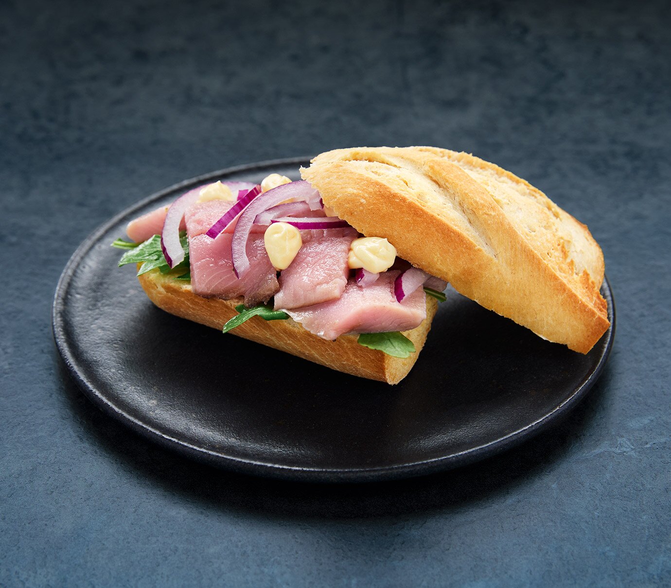 Matjesbrötchen mit Senf-Mayonnaise