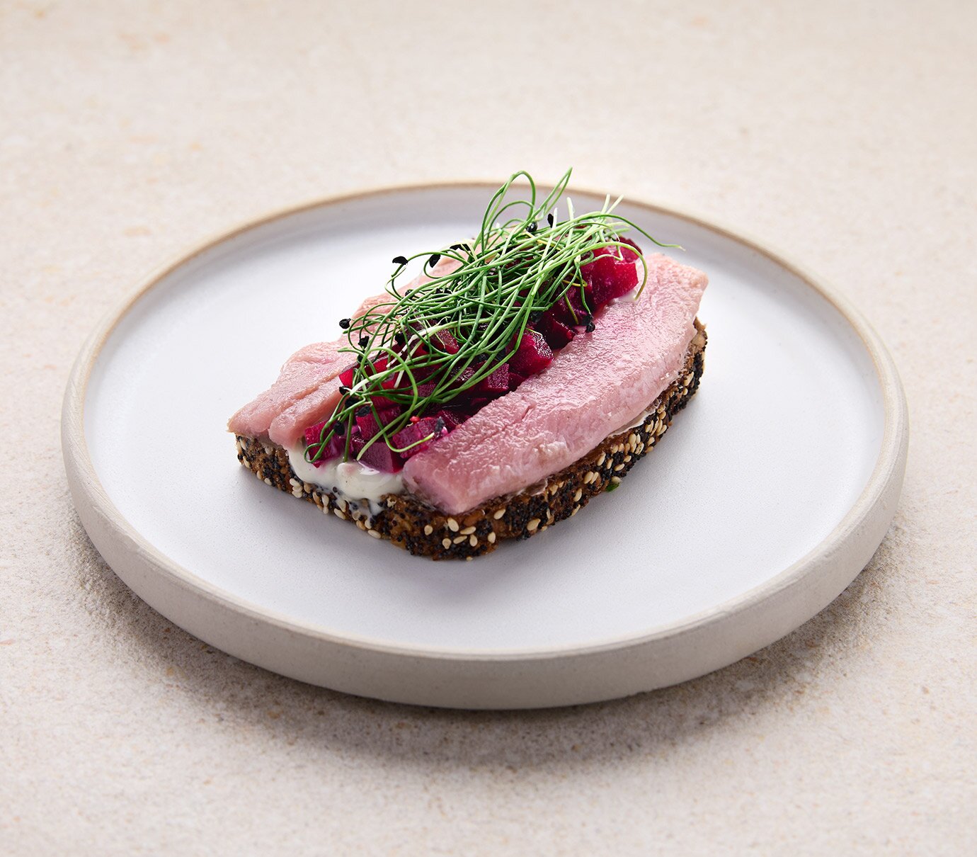 Räuchermatjes auf Sauerteigbrot mit Remoulade