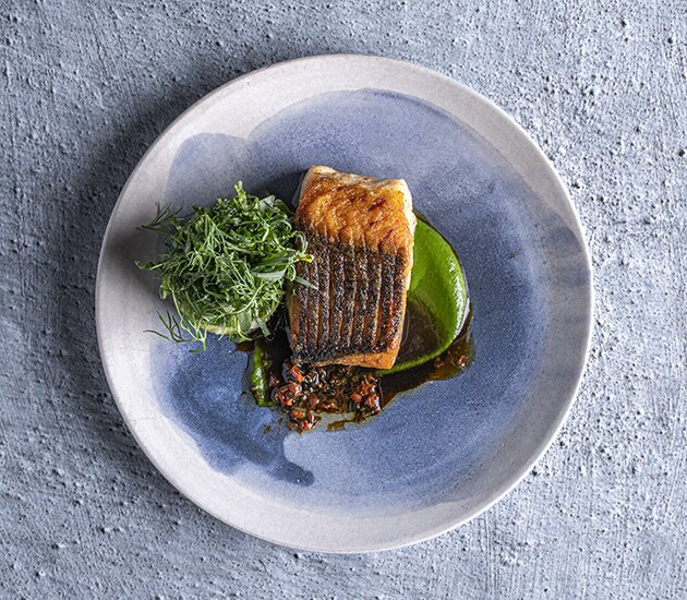 Gebratener Seelachs mit Brokkoli Püree, Apfelbutter und Kohlroulade von Christopher Haatuft