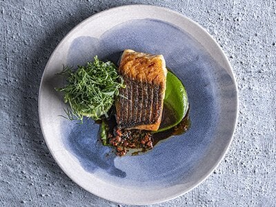 Gebratener Seelachs mit Brokkoli Püree, Apfelbutter und Kohlroulade von Christopher Haatuft