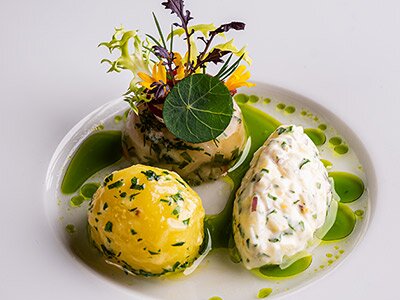Seelachs Sülze mit Hausfrauen Chutney, Essiggurken Vinaigrette und Petersilienkartoffel