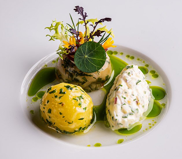 Seelachs Sülze mit Hausfrauen Chutney, Essiggurken Vinaigrette und Petersilienkartoffel