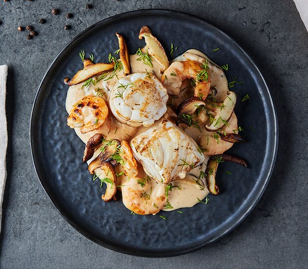 Rollmops aus norwegischem Seelachs mit Garnelen und frischen Shiitakepilzen