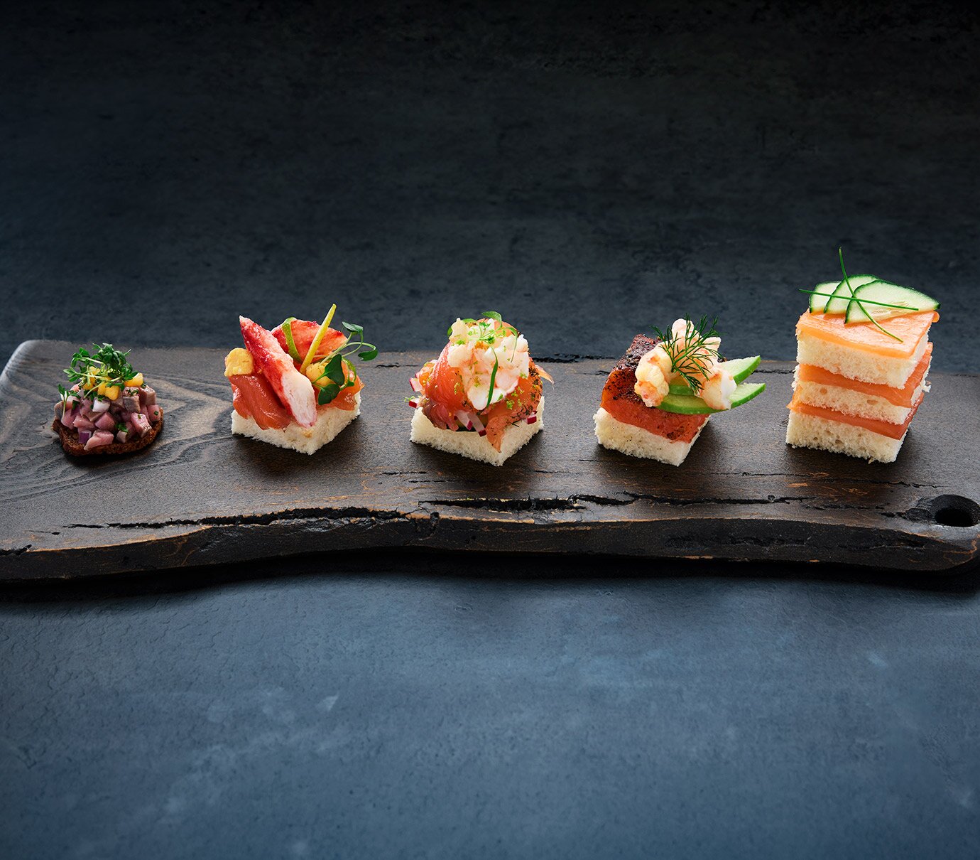 Fünf Canapés mit Lachs, Matjes und Krabbe