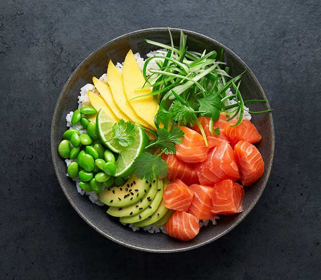 Einfache Poké-Bowl mit norwegischem Lachs